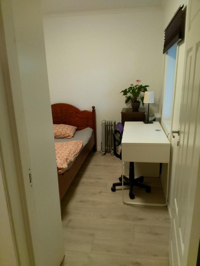 Renovated Semi- Basement 2 Bedrooms Furnished - Close To Everything In Leilighet Moss